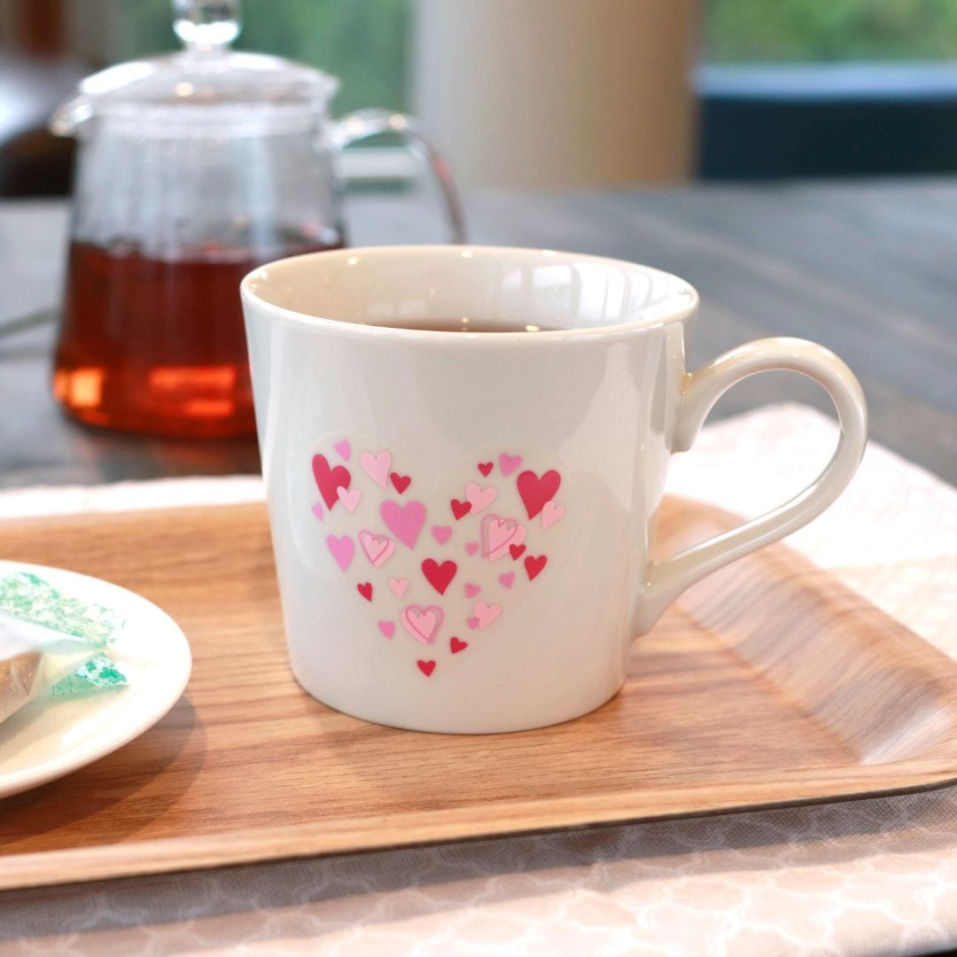 温感マグ ハートに包まれるマグカップ